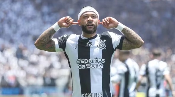 Memphis comemora gol do Corinthians contra o Cruzeiro