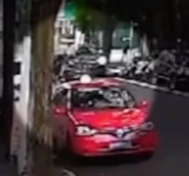 Imagens revelam jogadora do Corinthians abandonando local após atropelamento; VEJA VÍDEO