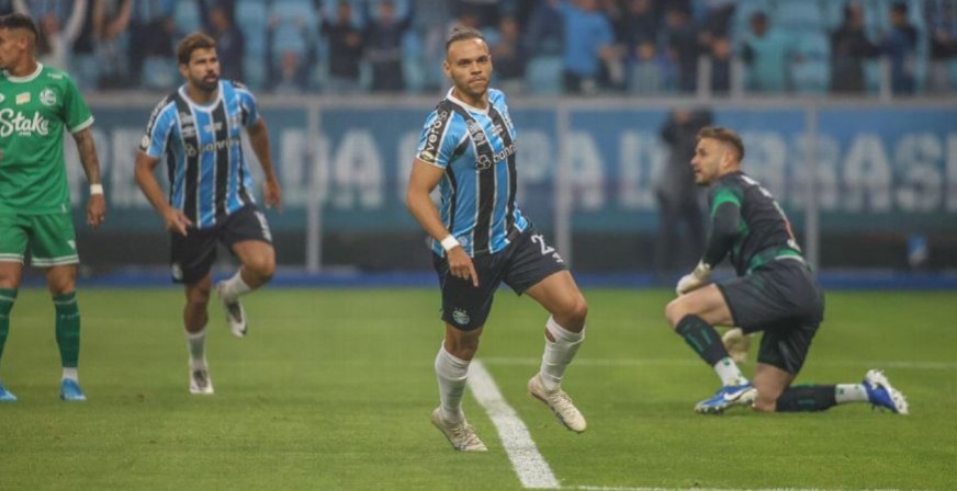 Braithwaite marcou o primeiro gol do Grêmio sobre o Juventude