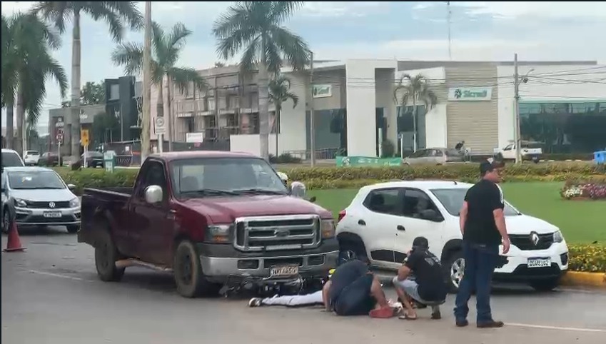 Acidente em rotatória de Lucas do Rio Verde deixa ciclista ferida