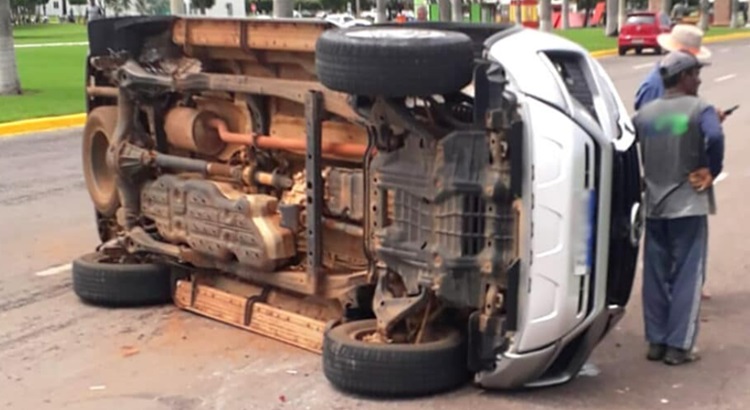 Acidente envolvendo dois veículos faz Toyota SW4 perder a roda e capotar em avenida