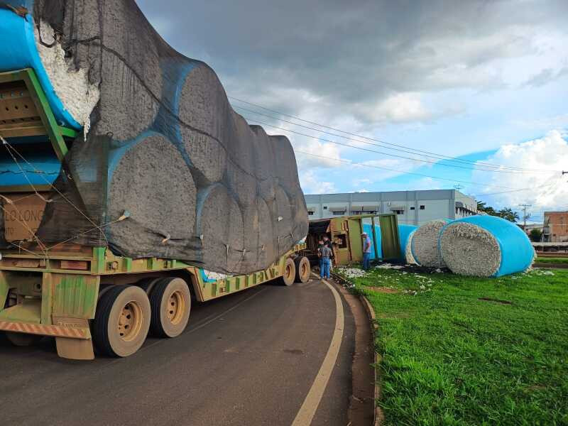 Carreta com algodão tomba na rotatória da MT 130 com BR 070