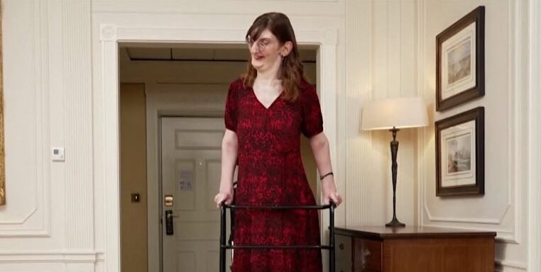 Mulher mais alta e mais baixa do mundo criam conexão memorável em encontro histórico; VEJA VÍDEO