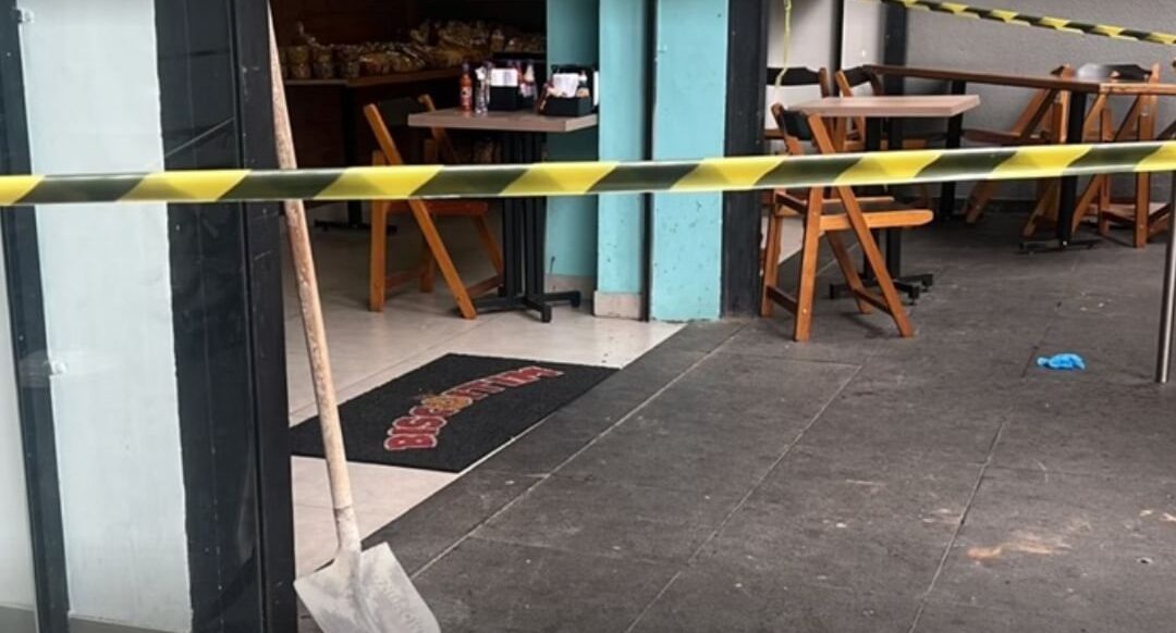 Suspeito agride homem com picareta durante briga em avenida de BH; VEJA VÍDEO