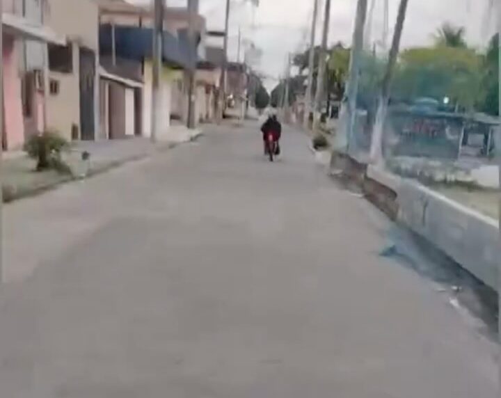 Homem persegue criminosos no RJ e impede roubo de moto; VEJA VÍDEO