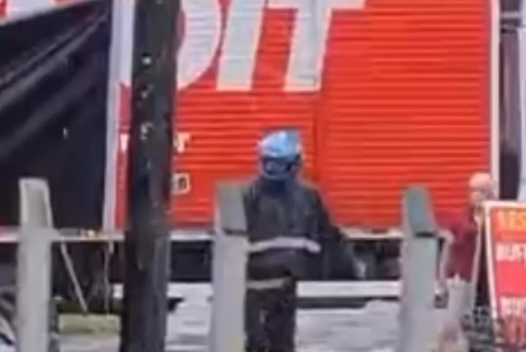 Homem em surto invade restaurante com facão e gera pânico em SC; VEJA VÍDEO