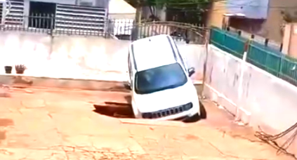 Buraco engole carro em estacionamento de condomínio em Cuiabá; VEJA VÍDEO
