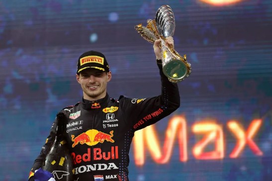 Holandês Max Verstappen conquistou o Grande Prêmio de Abu Dhabi após ultrapassar Lewis Hamilton na última volta