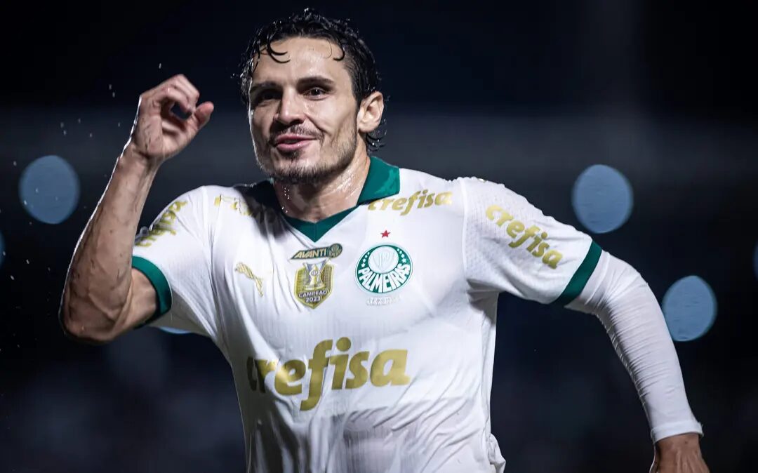 Raphael Veiga comemora o único gol do Palmeiras