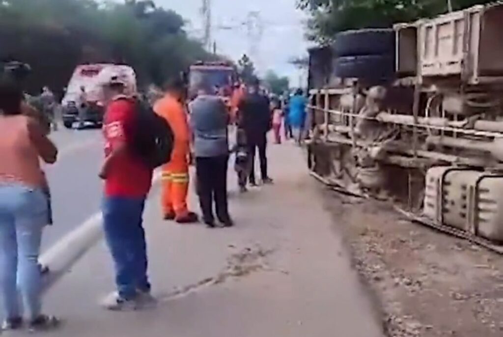Van escolar tomba em São Paulo e deixa dez feridos; VEJA VÍDEO