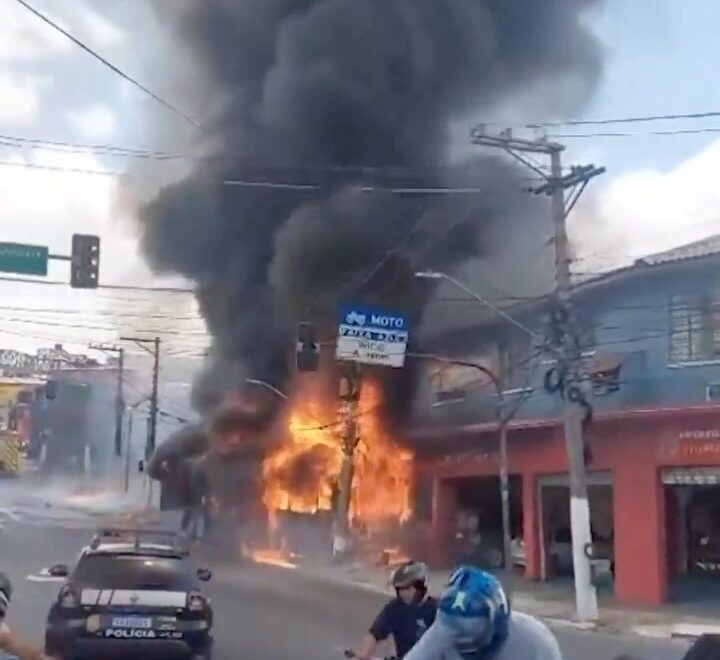 Ônibus pega fogo e colide com poste na Zona Sul de São Paulo; VEJA VÍDEO
