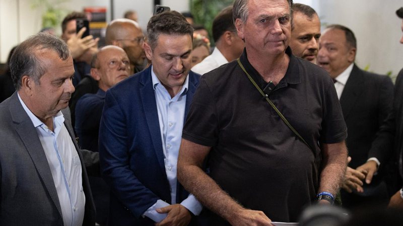 Bolsonaro afirmou que não é possível realizar um golpe de estado apenas com bíblias e bandeira do Brasil