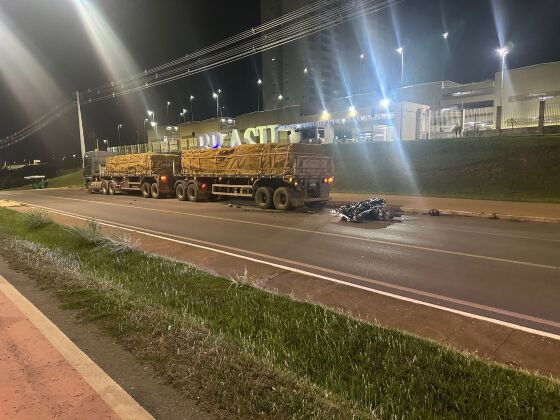 Jovem motociclista morre após colisão com carreta parada