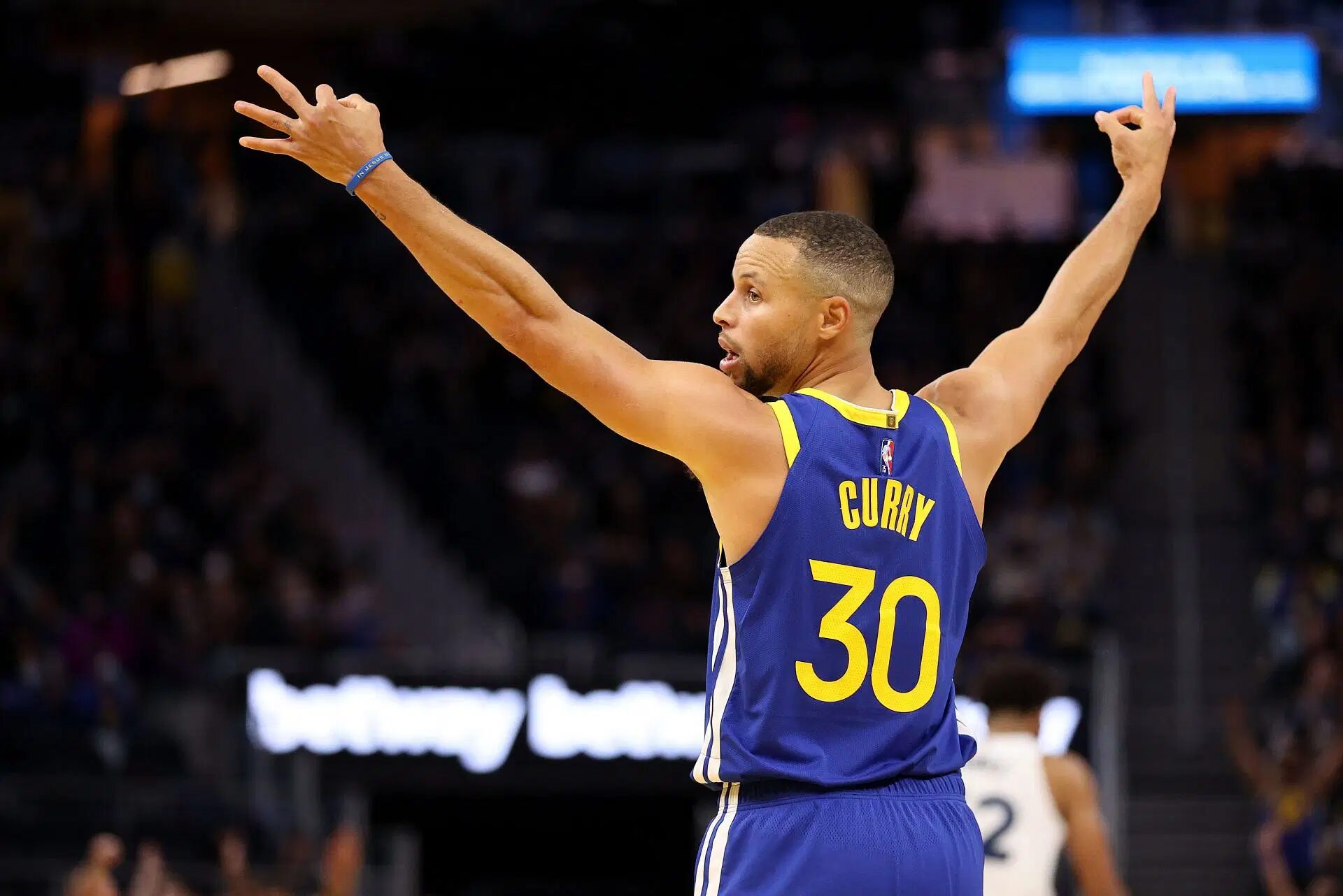 Stephen Curry Faz História com 3.800 Cestas de Três, Mas Warriors Caem no Último Quarto