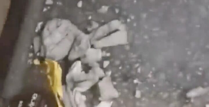 Queda de concreto no metrô de São Paulo deixa passageira ferida; VEJA VÍDEO