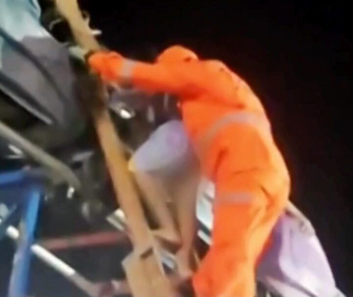 Montanha-Russa no Ceará trava na parte mais alta do percurso e clientes são resgatados; VEJA VÍDEO