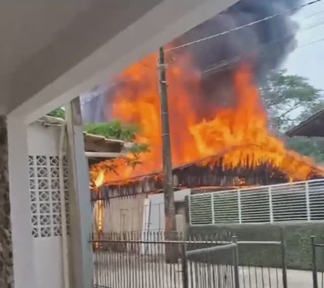 Bombeiros controlam incêndio em oficina mecânica em SC e evitam tragédia; VEJA VÍDEO