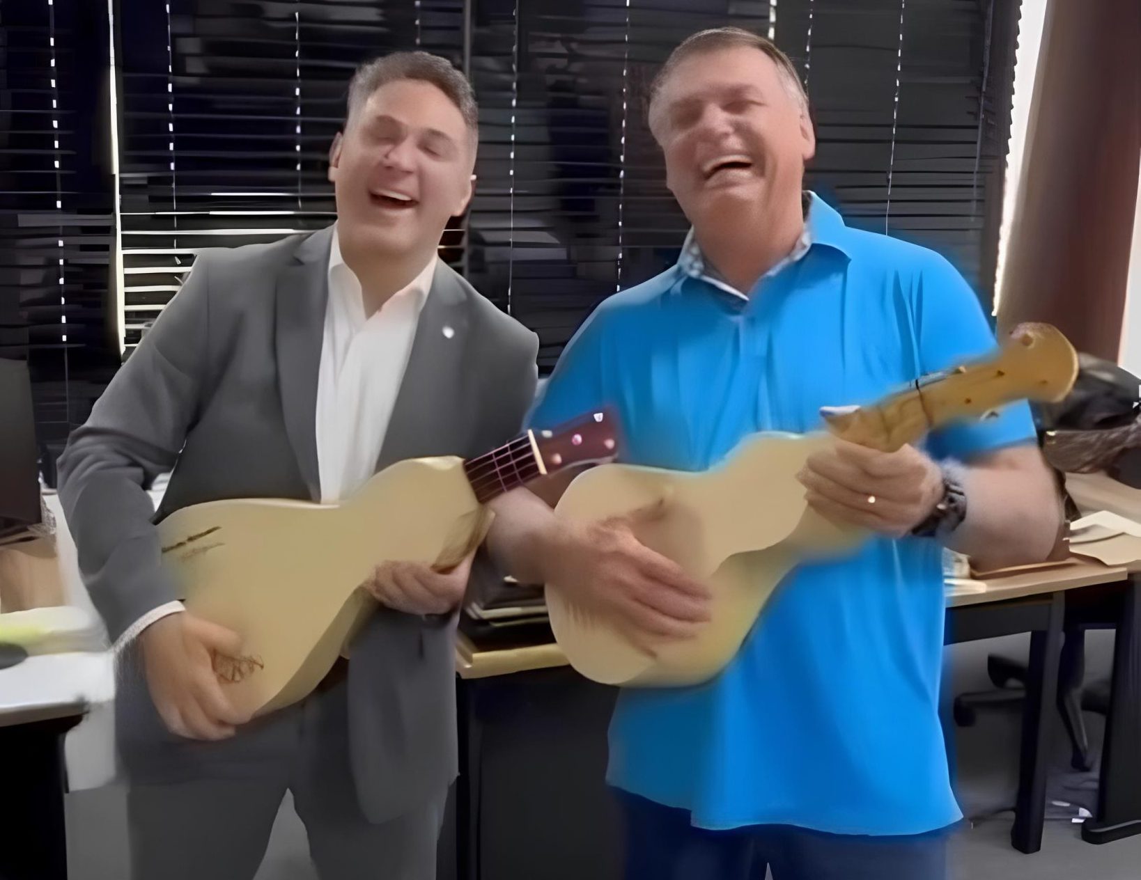 Jair Bolsonaro Aparece Tocando Viola de Cocho e Declara: "Volto em 2026"