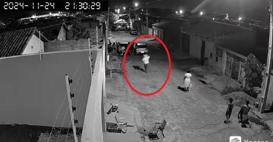 Vídeo flagra homem mascarado invadindo festa para matar 5 em Várzea Grande