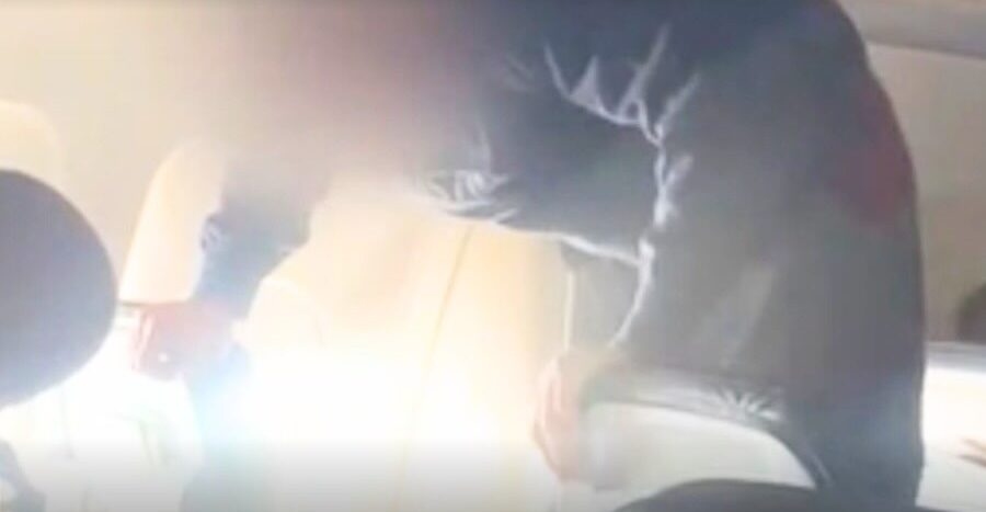 Passageiros conteram homem agressivo em voo da United Airlines, comissários não fizeram nada; VEJA VÍDEO