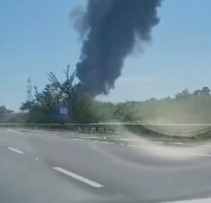 Trator em chamas provoca incêndio em galpão de recicláveis em São Paulo; VEJA VÍDEO
