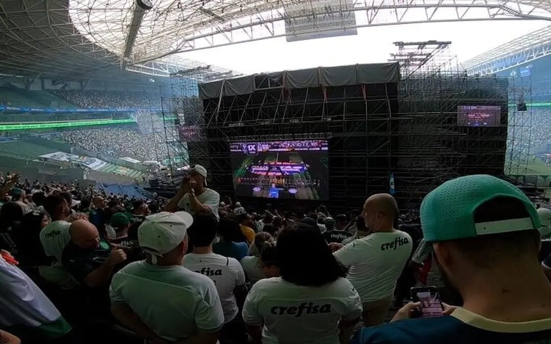 Palco de show bloqueia visão e torcedores assistem jogo de Palmeiras pelo telão