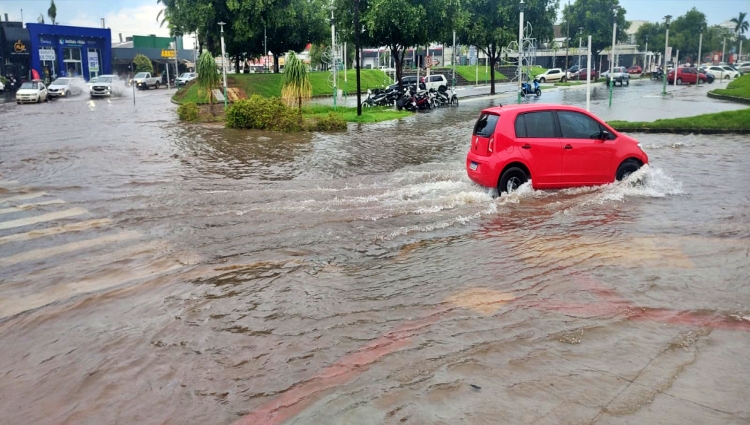 Chuvas forte causa alagamento em avenida no interior de MT