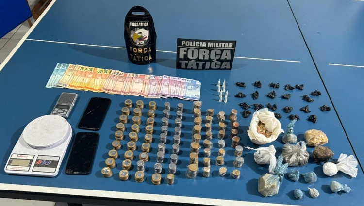 Mulher é presa com 93 porções de drogas, apetrechos do tráfico e R$ 1,2 mil