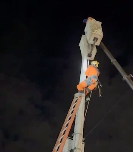 Trabalhador fica preso a 12 metros de altura em guindaste no DF; VEJA VÍDEO