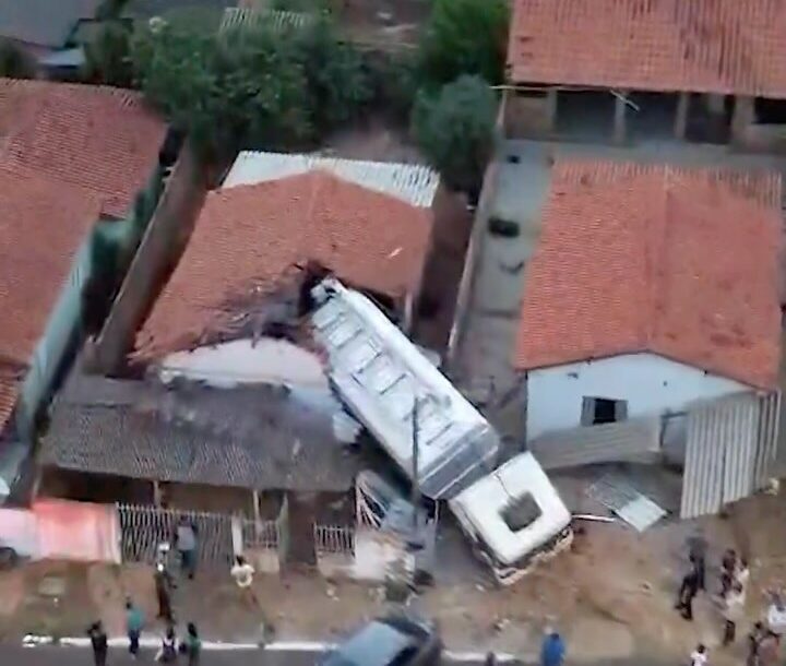 Caminhão desgovernado destrói residência em Goiás e duas pessoas ficam feridas; VEJA VÍDEO