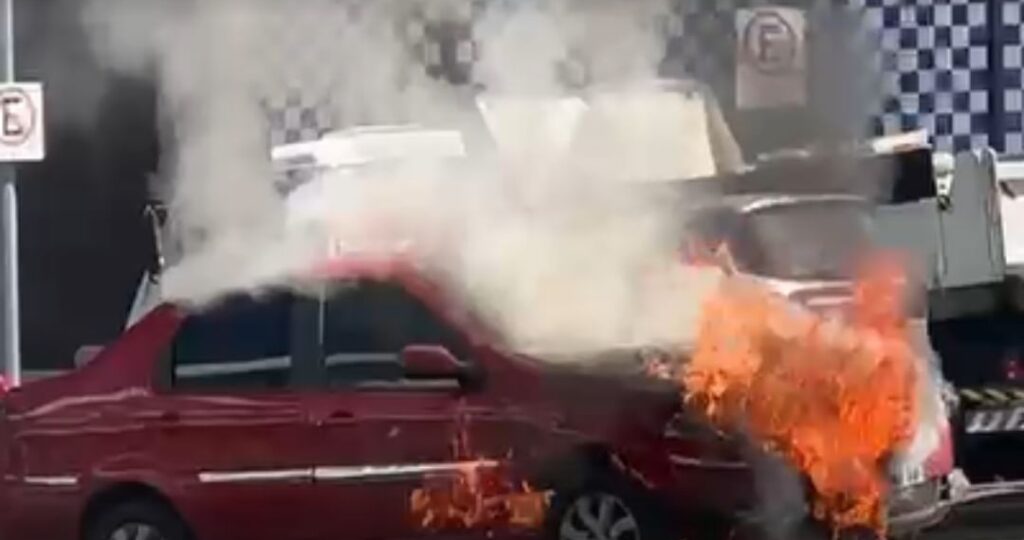 Carro pega fogo em BH e Corpo de Bombeiros é acionado para conter chamas; VEJA VÍDEO