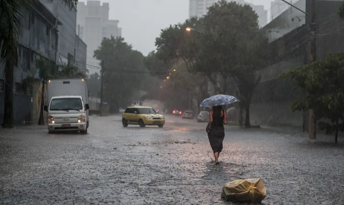 Inmet gera alerta de tempestade com condições severas para SP; VEJA VÍDEO