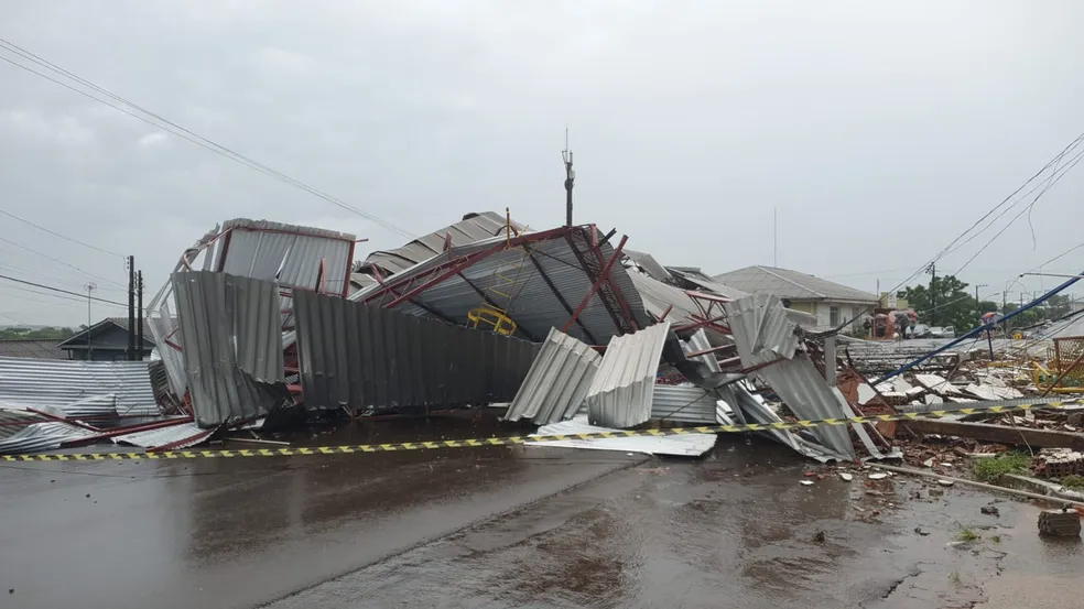 Fenômeno raro e de grande intensidade devasta cidade no sul de SC; VEJA VÍDEO