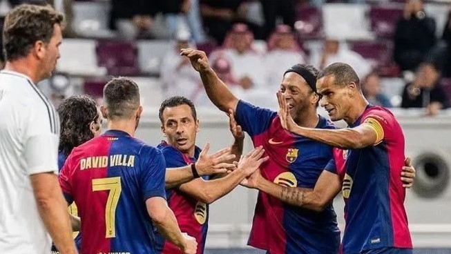 Jogadores do Barcelona Legends comemoram gol de Ronaldinho