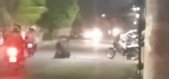 Mulheres se envolvem em briga no meio da rua e motivo inesperado surpreende; VEJA VÍDEO