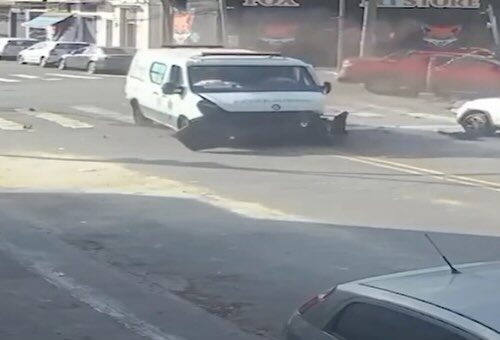 Pedestre escapa de acidente entre ambulância e carro em São Paulo; VEJA VÍDEO