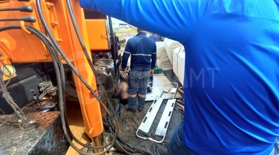 Trabalhador é Ferido em Remoção de Carga de Veículo Tombado