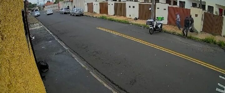 Criminosos assaltam agência bancária e furtam malotes de dinheiro em cidade de SP; VEJA VÍDEO