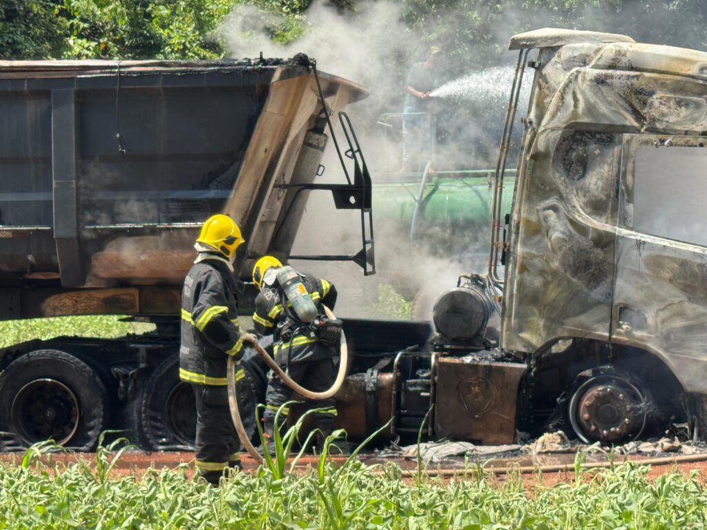 Incêndio destrói cabine de carreta em estrada rural no interior de MT