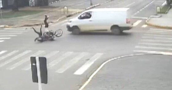 Dois são arremessados em acidente entre moto e van em Sinop