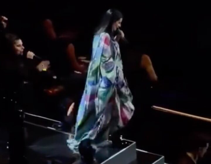 Laura Pausini sofre queda durante show e encanta fãs com sorriso no rosto; VEJA VÍDEO