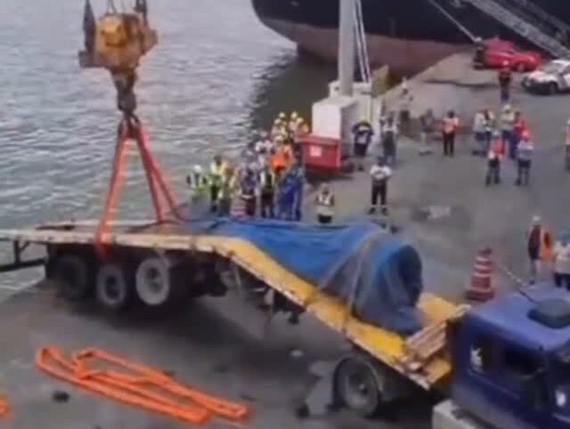 Caminhão carregado com bobinas de aço cai no porto de São Francisco do Sul; VEJA VÍDEO