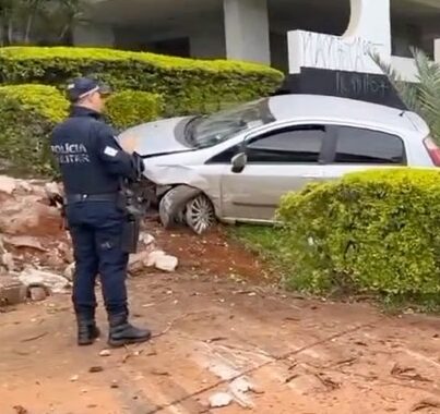 Carro colide contra escada e motorista fica ferido em acidente no DF; VEJA VÍDEO