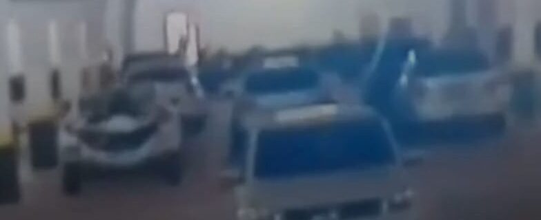 Homem ateia fogo em veículo estacionado dentro de supermercado em MT; VEJA VÍDEO