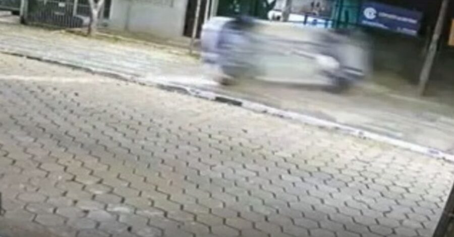 Carro capota em alta velocidade e atinge poste e árvore em MG; VEJA VÍDEO