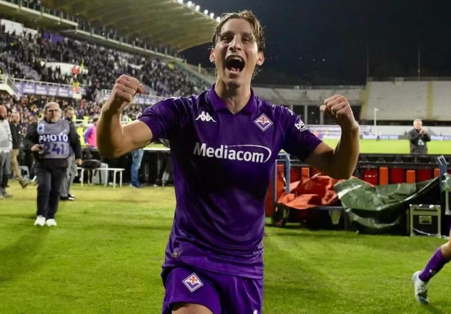 Fiorentina atualiza estado de saúde de jogador que colapsou em campo: "Alerta e orientado"