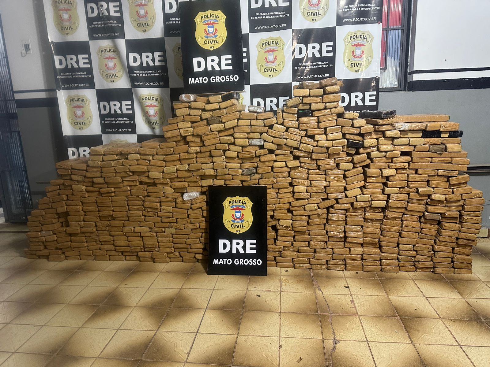Casal é preso com tonelada de maconha, caminhonete e R$ 37 mil em operação policial
