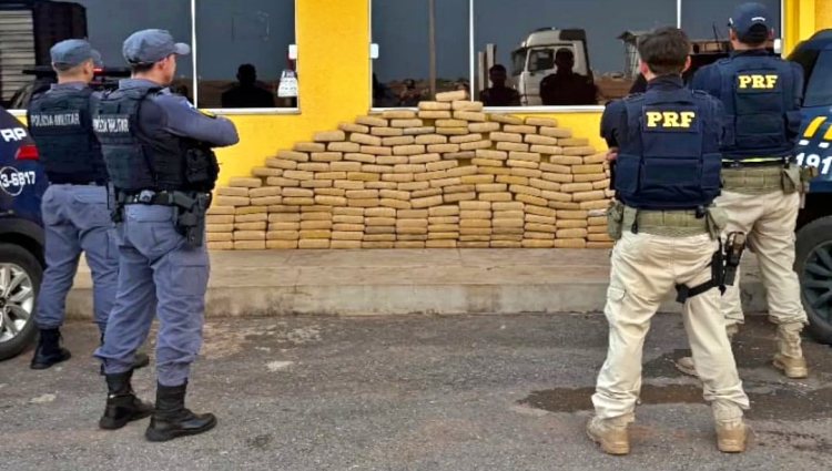 PRF e PM apreendem carga de maconha escondida em caminhão na BR-158