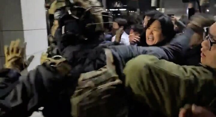 Presidente da Coréia do Sul enfrenta protestos após declaração de emergência; VEJA VÍDEO