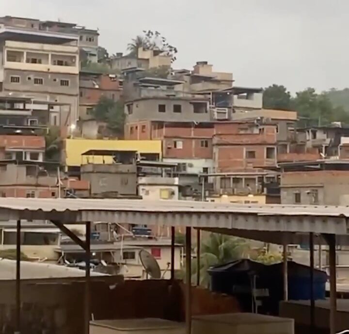 Operação no Complexo da Penha contra lideres do Comando Vermelho mobiliza policiais; VEJA VÍDEO